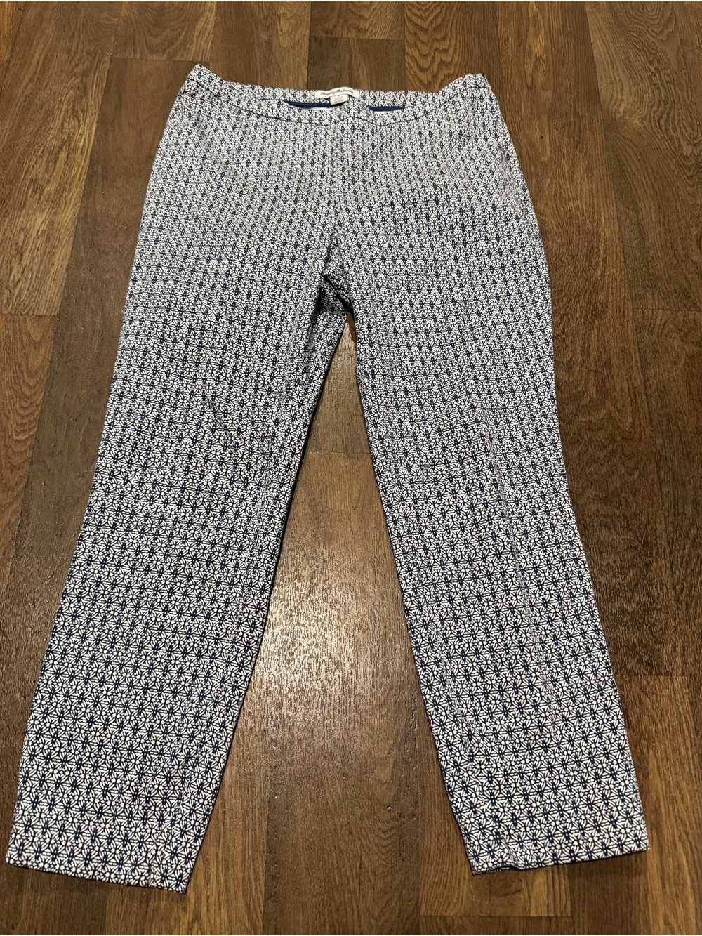 Tommy Bahama Blue and White Geometric Printed Cotton Stretch Capris Size 8 - Picture 2 of 10
